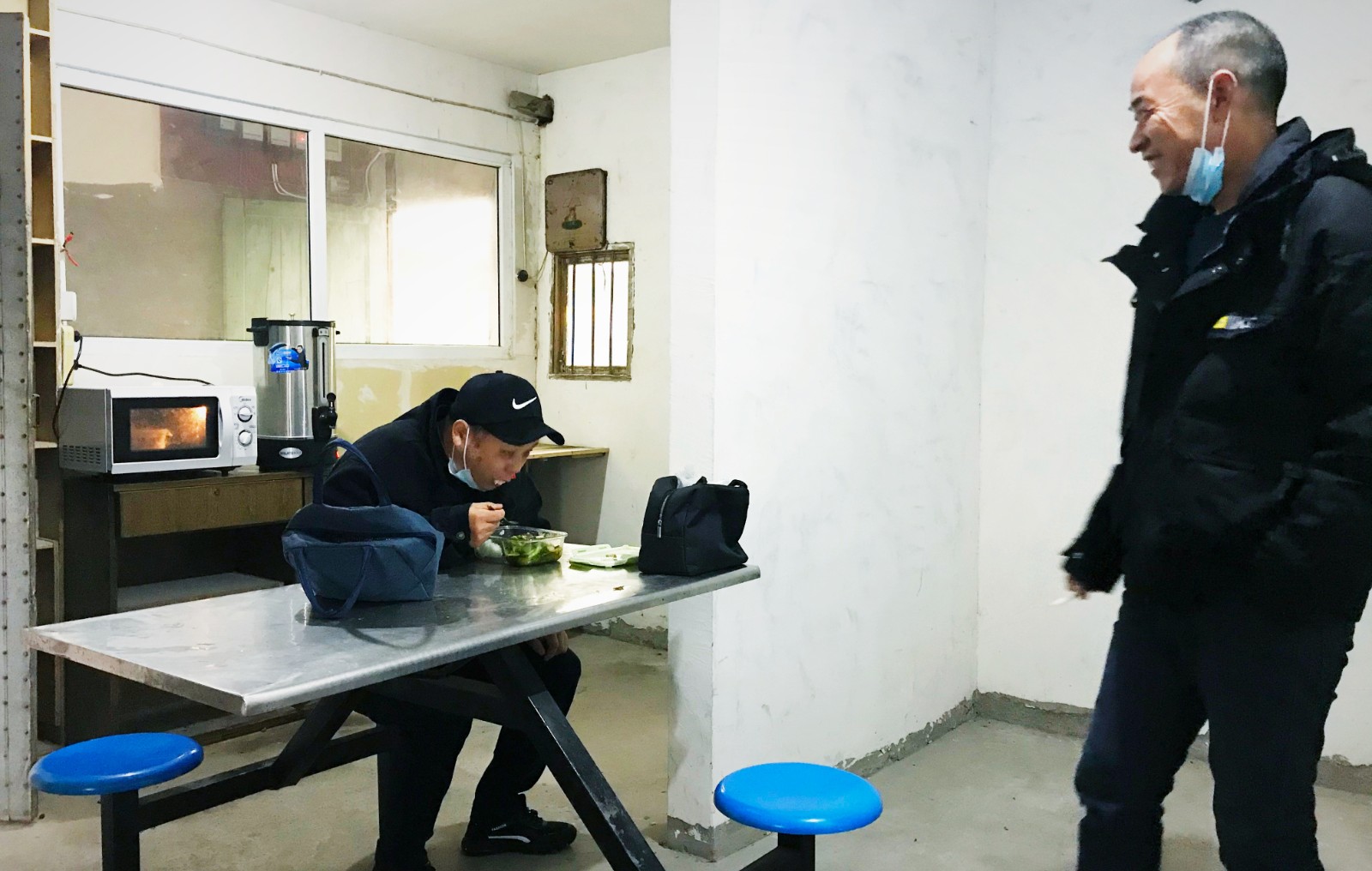 10月份，公司新租建駕駛員休息室之一，駕駛員在休息室內(nèi)愉悅休息與交談.jpg